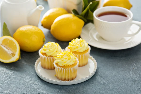 Cytryny cupcakes z jasny żółty lukier — Zdjęcie stockowe