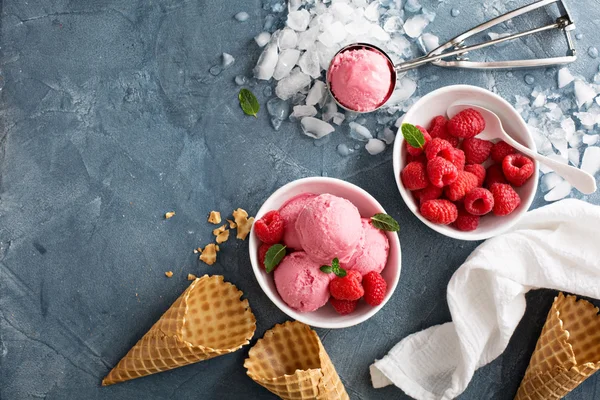 Helado de frambuesa en tazón blanco —  Fotos de Stock