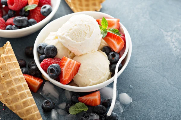 Helados de vainilla con bayas —  Fotos de Stock