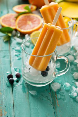 Mango muz dondurmayı buz üstünde