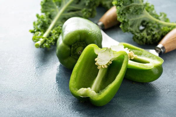 Frisk grøn peberfrugt skåret på bordet - Stock-foto