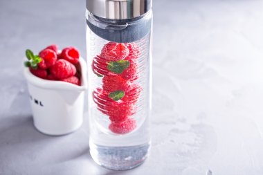 Nane ve ahududu ile infüzyon su