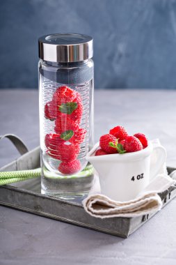 Nane ve ahududu ile infüzyon su