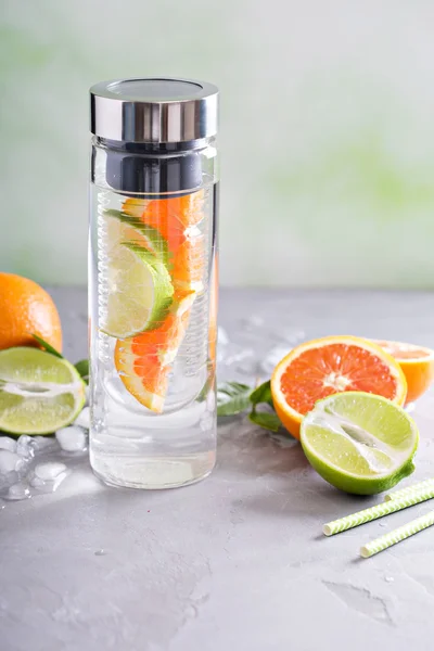 Agua infundida con naranja y cal —  Fotos de Stock