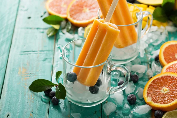 Mango banan popsicles na lodzie — Zdjęcie stockowe