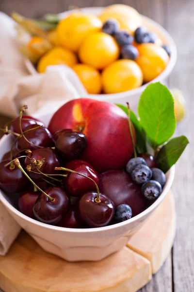 Frutas de verano en un tazón —  Fotos de Stock