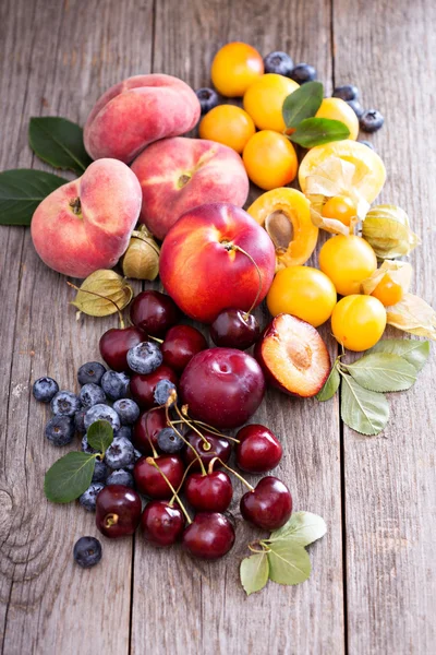 Letní plody na dřevěný stůl — Stock fotografie