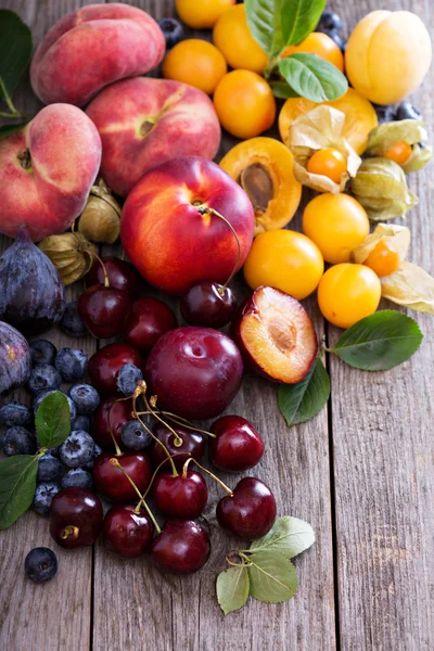 Frutas de verano sobre mesa de madera —  Fotos de Stock
