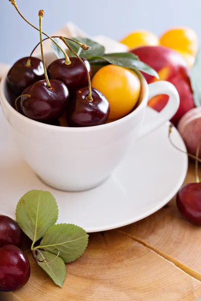 Frutas y bayas de verano en una taza —  Fotos de Stock