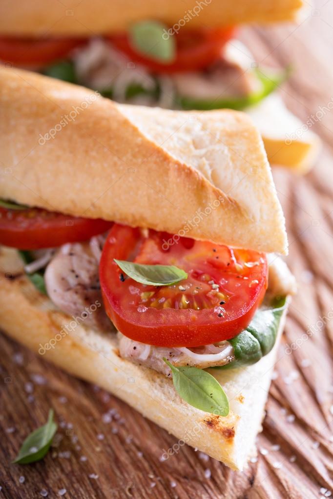 Sandwich de pollo a la plancha con albahaca y tomates 2023