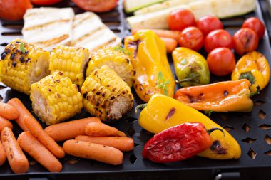 Bir tavada ızgara sebze