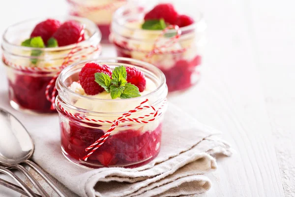 Berry smulpaj med gräddsås — Stockfoto