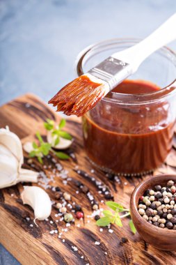 Barbekü sosu bir kavanoz içinde