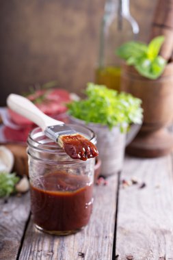 Barbekü sosu bir kavanoz içinde
