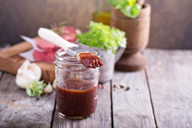 Barbekü sosu bir kavanoz içinde