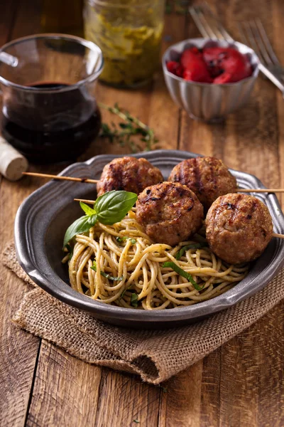 Albóndigas de pavo en pinchos de madera — Foto de Stock