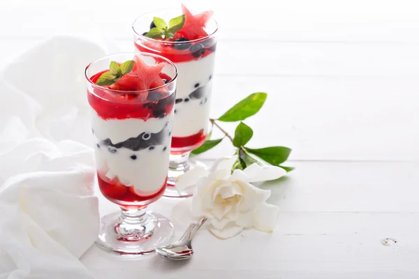 Vermelho azul e branco iogurte parfait — Fotografia de Stock