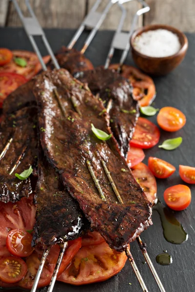 Flank Steak am Spieß mit Tomaten — Stockfoto