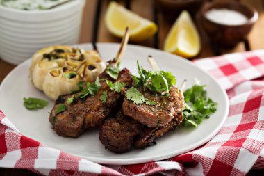 Otlar ile ızgara Kuzu pirzola