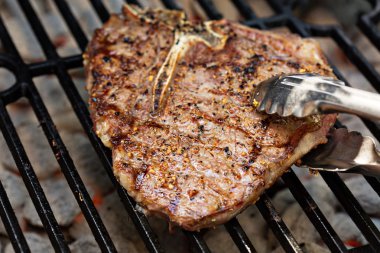 Bir ızgarada pişmiş sığır eti biftek