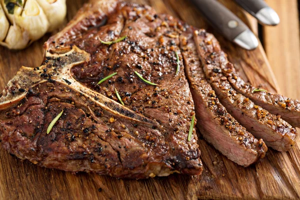 Steak de boeuf cuit sur un gril — Photo