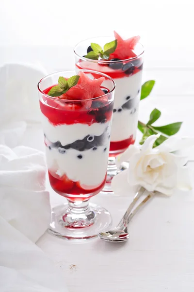 Parfait allo yogurt rosso blu e bianco — Foto Stock