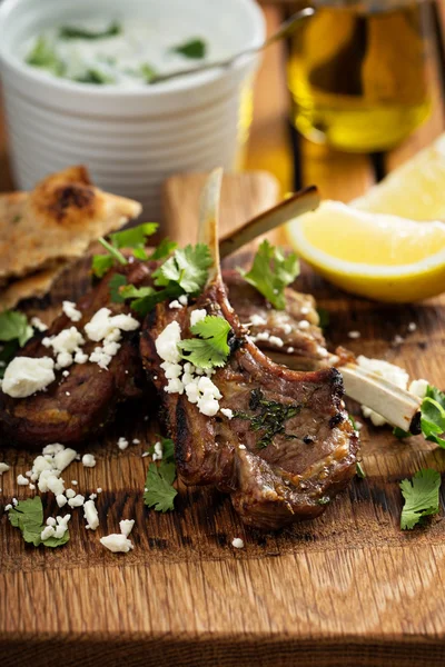 Costeletas de cordeiro com ervas e feta — Fotografia de Stock