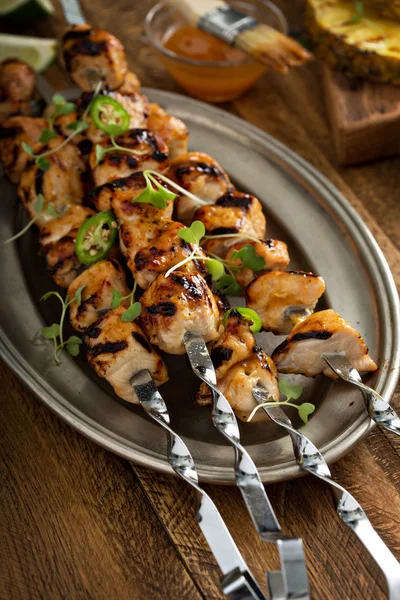 Chicken kabobs with sweet and sour sauce — Stock Photo, Image