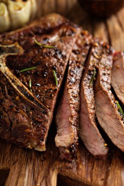 Bir ızgarada pişmiş sığır eti biftek