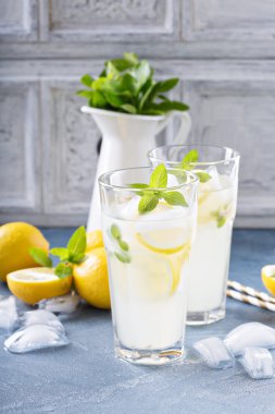Mavi arka plan üzerinde klasik limonata