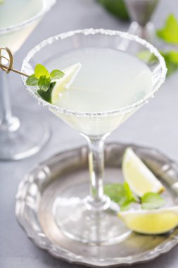 Kireç ile süslenmiş limonata martini kokteyl