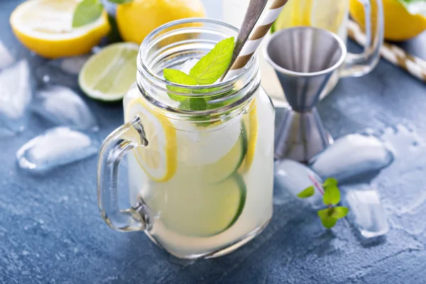 Limonata agli agrumi picchiettata in vasetti di muratore — Foto Stock