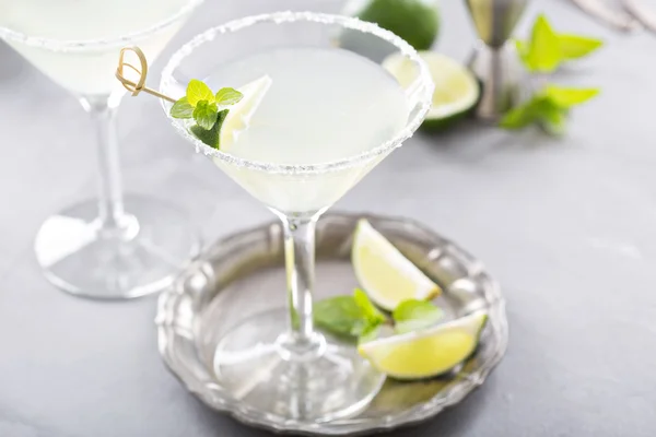 Cóctel martini de limonada adornado con lima — Foto de Stock