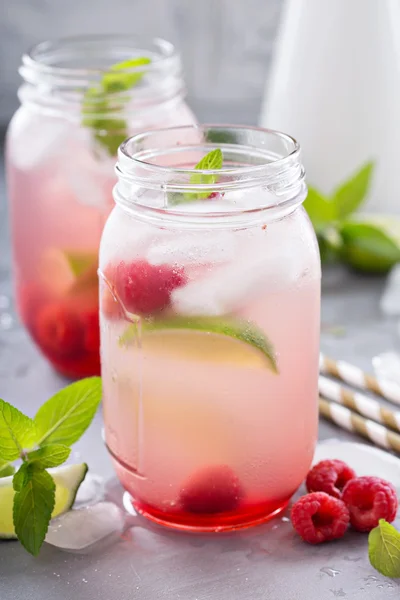 Kalter grüner Eistee mit Limette und Himbeere — Stockfoto