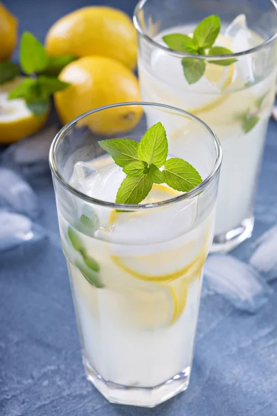 Limonada clásica sobre fondo azul —  Fotos de Stock