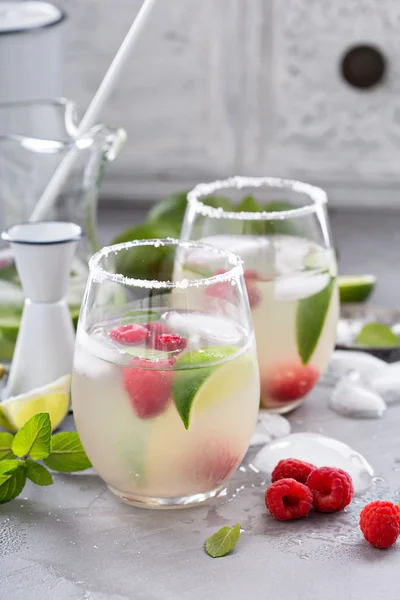 Kalter Sommercocktail mit Limetten und Himbeeren — Stockfoto