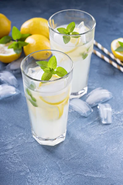 Klassische Limonade auf blauem Hintergrund — Stockfoto