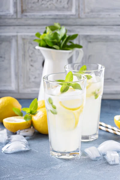 Klassiska lemonad på blå bakgrund — Stockfoto