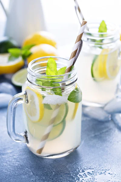 Čerstvé citrusové limonády v mason sklenice — Stock fotografie