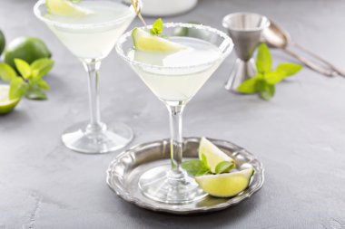 Kireç ile süslenmiş limonata martini kokteyl