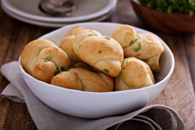 Akşam yemeği için sarımsak knot