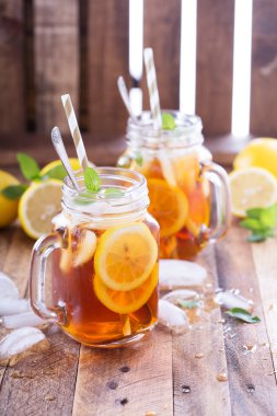 buzlu çay limon dilimleri ile