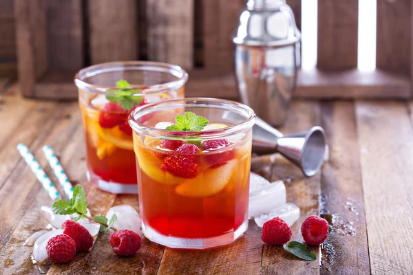 Roter Sommercocktail mit Zitronen und Himbeeren — Stockfoto