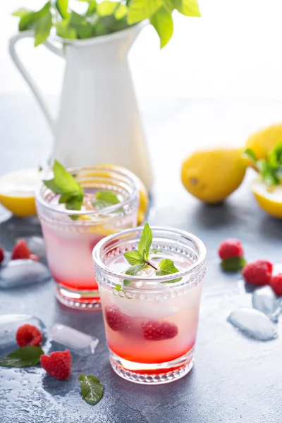 Himbeer-Zitronen-Limonade für Sommertage — Stockfoto