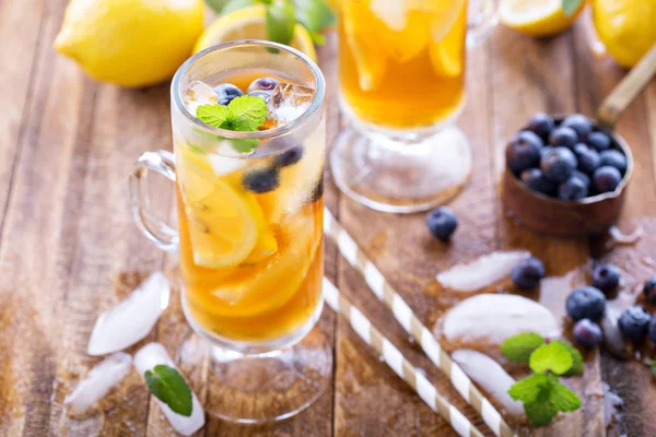 Iced tea with blueberries and lemon slices — Stock Photo, Image