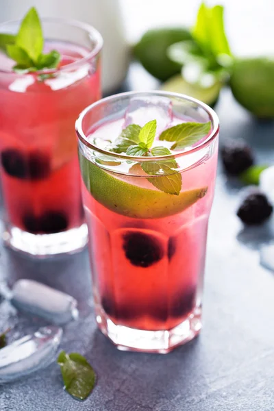 Blackberry and lime refreshing summer cocktail — Stock Photo, Image