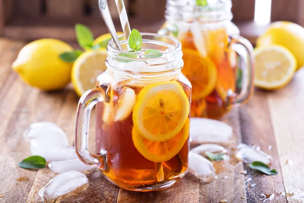 Iced tea with lemon slices