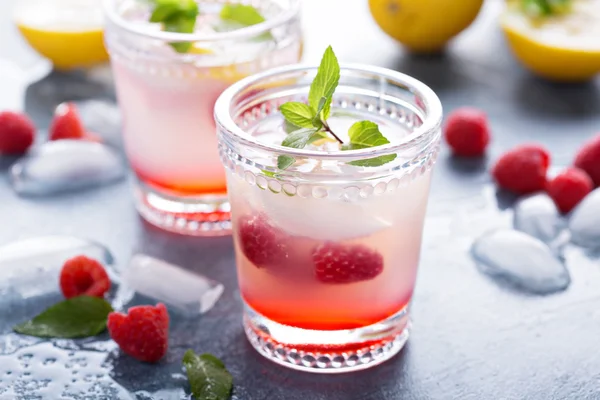 Limonada de limón de frambuesa para los días de verano —  Fotos de Stock