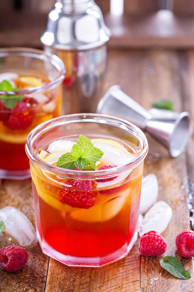 Rode zomer cocktail met citroenen en framboos — Stockfoto