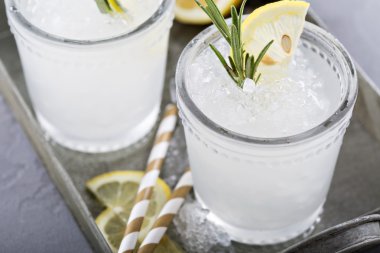 Bir tepsi üzerinde kokteyl limon biberiye